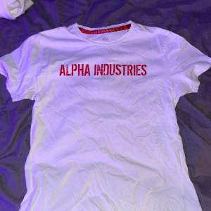 Alpha industrie tröja gött skick inga fläckar inga hål. Användt skick men förstiktigt använden. 