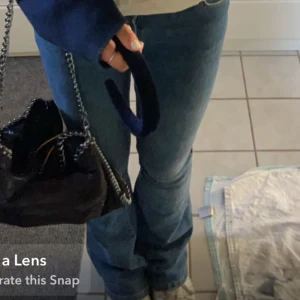 Lågmidjade bootcut  - Säljer dessa lågmidjade bootcut jeans. Lite slitningar längst ner