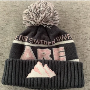 Åre mössa  - Säljer denna super snygga Åre mössan köpt i Åre 2021. Använd typ 1 gång! 💖