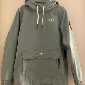 Dope jacka - Super snygg dope jacka, använd få antal gånger men är som nytt skick, inga fläckar eller skador förutom den lilla fläcken på sista bilden, som man knappt ser.  Storlek XS. Köpt för 1300kr på dopes hemsida.  Kan tänka mig att sänka pris vid snabb affä