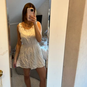 Klänning - Klänning, behöver strykas. Står ej storleken men skulle säga att den är som en S/M