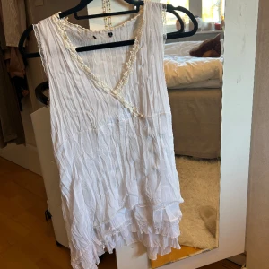 Klänning - Vit klänning, står ej storlek men skulle säga att det är som en M/S