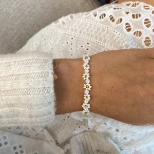 Somrigt armband 🤍✨ - Blommigt armband som går att få som halsband och i andra färger för att kanske matcha din midsommarklänning✨