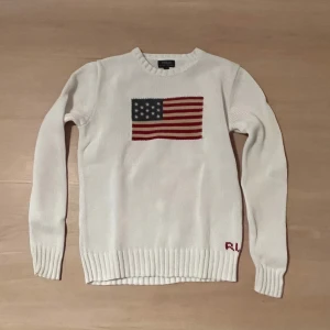 Vit stickad polo tröja - Jag säljer min polo tröja pågrund av att den är för liten. Skick 9/10 inga hål och ganska urtvättad. Pris kan diskuteras