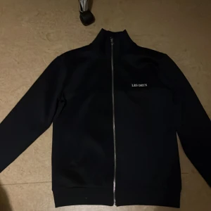 Mörkblå zip hoodie från Les Deux - Skick 9,5/10🔥Storlek S, helt utan slitningar och utan defekter, Nypris 1199 mitt pris 549