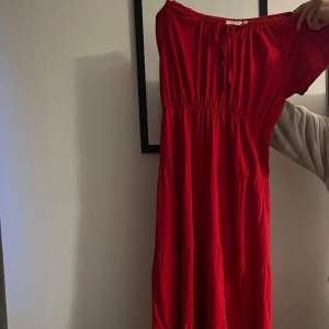 Säljer en röd off shoulder klänning. Denna är superfin på och är i riktigt bra skick. Som ny!