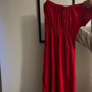 Off shoulder klänning - Säljer en röd off shoulder klänning. Denna är superfin på och är i riktigt bra skick. Som ny!