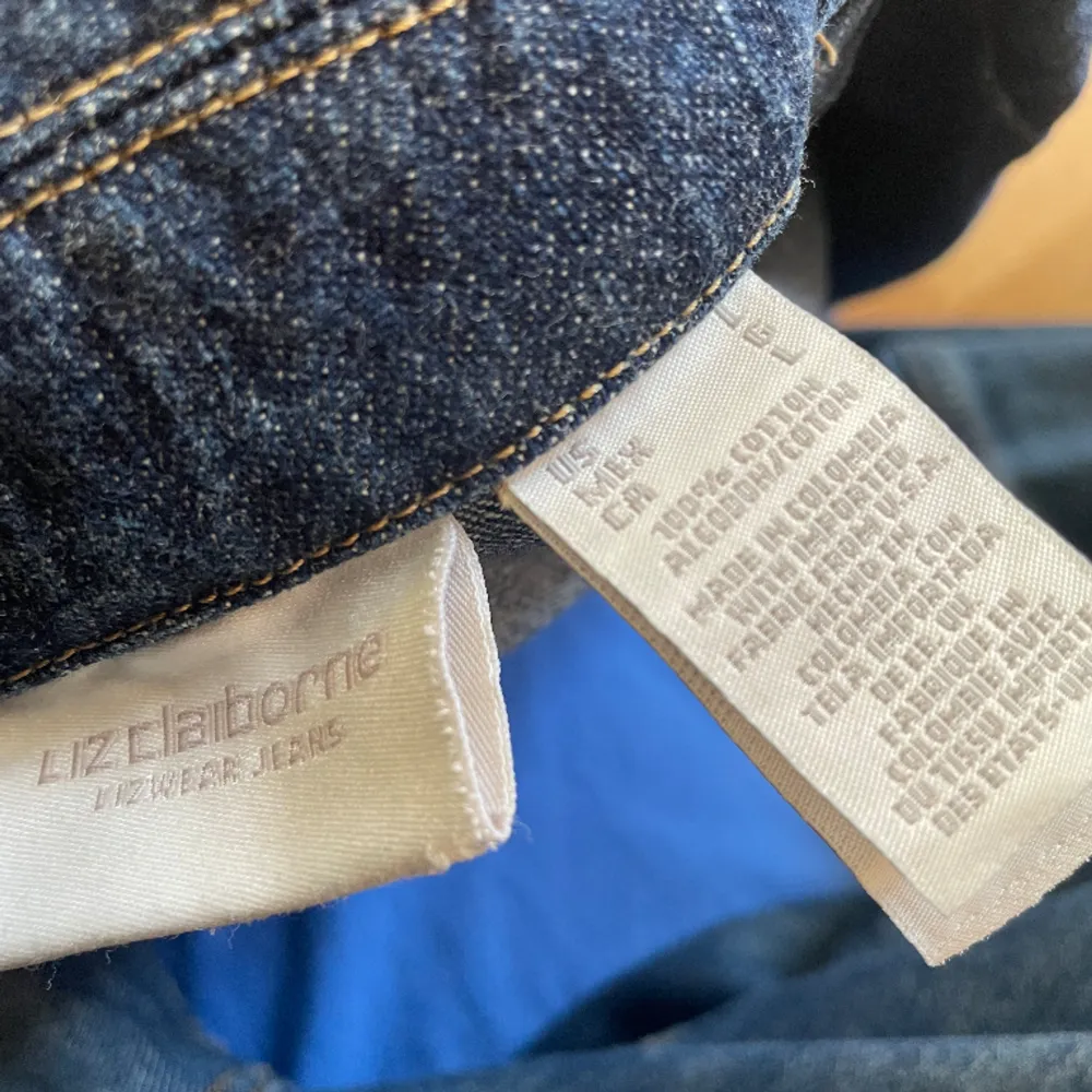 Väldigt skön och bekväm jeans kavaj som funkar till det mesta, knappt använt den alls och är som ny. Kan diskutera pris med snabb handel . Kostymer.