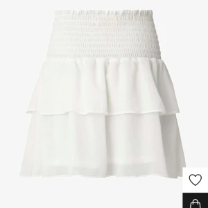 Volangkjol  - Super fin och somrig kjol från chelsea🤩 passar perfekt till sommaren! Kjolen har dock 2 små fläckar som inte går bort i tvätten med eftersom det är volanger så ser man det inte🥰 nypris: 449kr