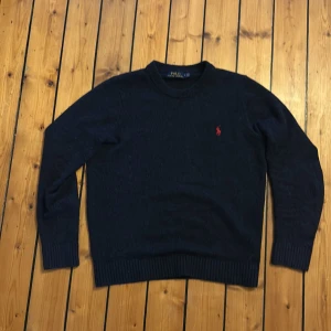 Ralph Lauren ull tröja - Nypris 2400kr Storlek M men passar mer som en S Väldigt bra skick inga defekter och har inte använts så mycket