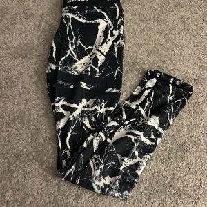 Stronger träningsbyxor   - Marmorfärgad träningsbyxa från stronger  Storlek: L Använd men inget trasigt  