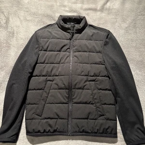 Cardigan från Zara - En snygg cardigan från zara. Jackan är i nyskick då den endast använts ett få tal gånger. Den är i storlek s och passar perfekt till våren som kommer. 