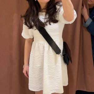 Super fin vitklänning, perfekt till student - Säljer min jättefina vita skolavslutningsklänning köpt förra året på Ginatricot, endast använd en gång & därför i nyskick. Perfekt till student eller skolavslutning💓💓