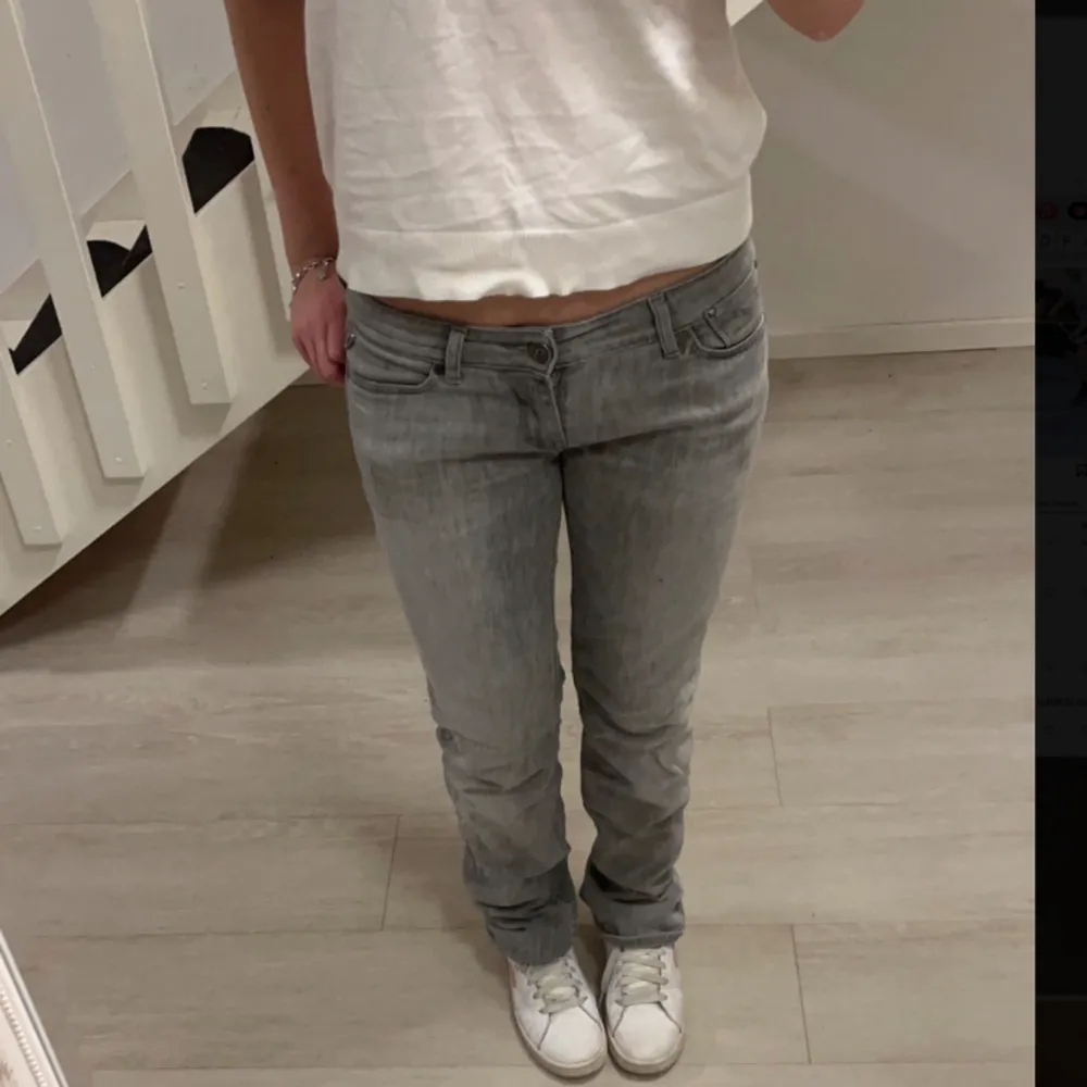 Säljer mina helt oanvända Replay jeans i storlek 36/38. Jag är 165 cm men de är lite långa så passar om man är lite längre. Hör av er om fler bilder eller frågor🫶🏼🫶🏼😊 . Jeans & Byxor.
