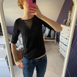 Fin topp <3 - Jätte söt topp från vila❣️ I fint skick! Tre kvarts långa ärmar🌸 använd gärna köp nu💌