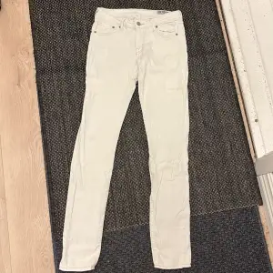 Snygga vita jeans i bra skick! Hit low heter modellen. Skulle må bra av en strykning men har aldrig använts