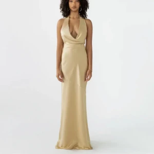 Balklänning  - Balklänning, använd en gång inga tecken på användning  Från arcani Ori Australien  Vid snabb affär kan jag sänka pris