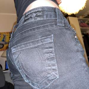 Svarta jeans i straight modell :) storlek w26 lite långa på mig som är 162 (går över skon). Skriv för fler bilder mm❤️