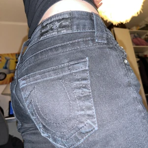 Lågmidjade True religion jeans straight  - Svarta jeans i straight modell :) storlek w26 lite långa på mig som är 162 (går över skon). Skriv för fler bilder mm❤️