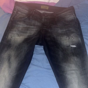 Jeans  - Slim fit Jack and Jones jeans  som jag beställt från nätet för 900kr, de sitter inte så bra på mig och därför har jag valt att sälja de. Jeansen är i nyskick