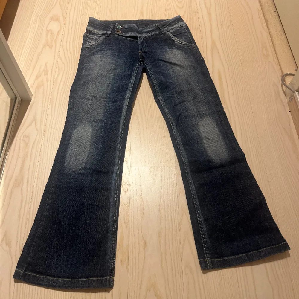Jättesnygga Low waist jeans, som tyvärr var för korta på mig💗. Jeans & Byxor.