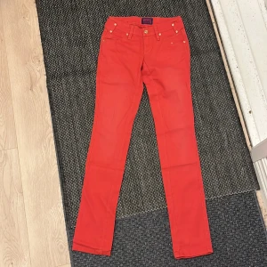 Röda jeans - Snygga röda jeans i mycket gott skick