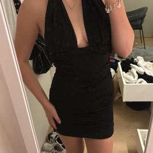 Klänning från Zara - Fin klänning använd en gång, öppen för prisförslag❤️