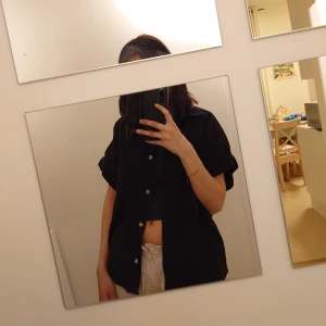 Svart skjorta - Svart skjorta från Monki. Skickar mer bilder efter behov. I princip nyskick, använd några få gånger Storlek: XS