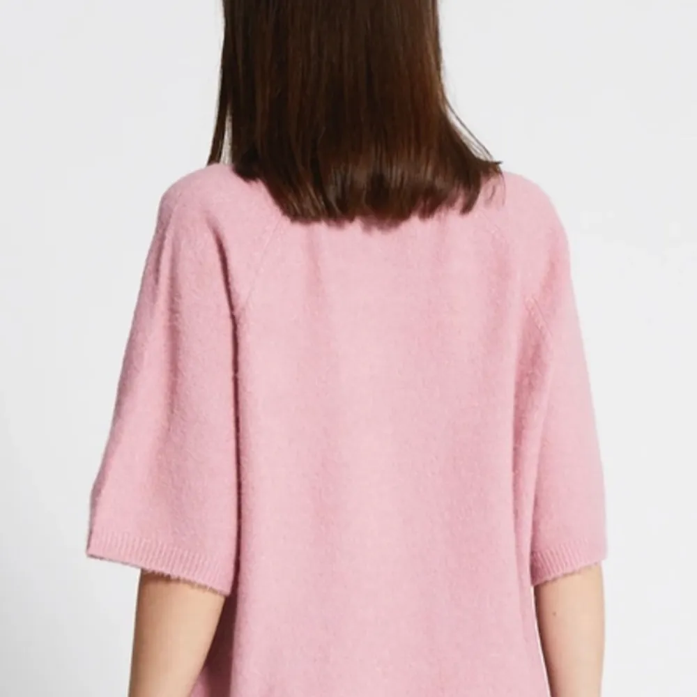 Kortärmad stickad tröja i rosa från Lger 157! Aldrig använd, i S❤️❤️❤️. Toppar.