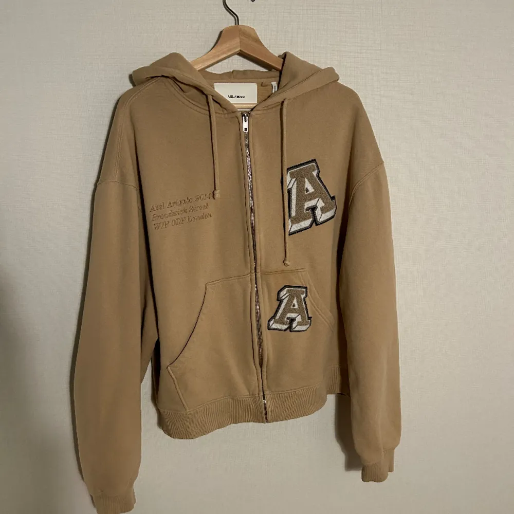 Hej, säljer en riktigt fet Axel arigato hoodie, storlek L, skick 9/10, nypris 2700kr, vid funderingar skicka gärna ett dm. Hoodies.