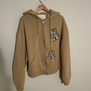 Axel arigato hoodie - Hej, säljer en riktigt fet Axel arigato hoodie, storlek L, skick 9/10, nypris 2700kr, vid funderingar skicka gärna ett dm
