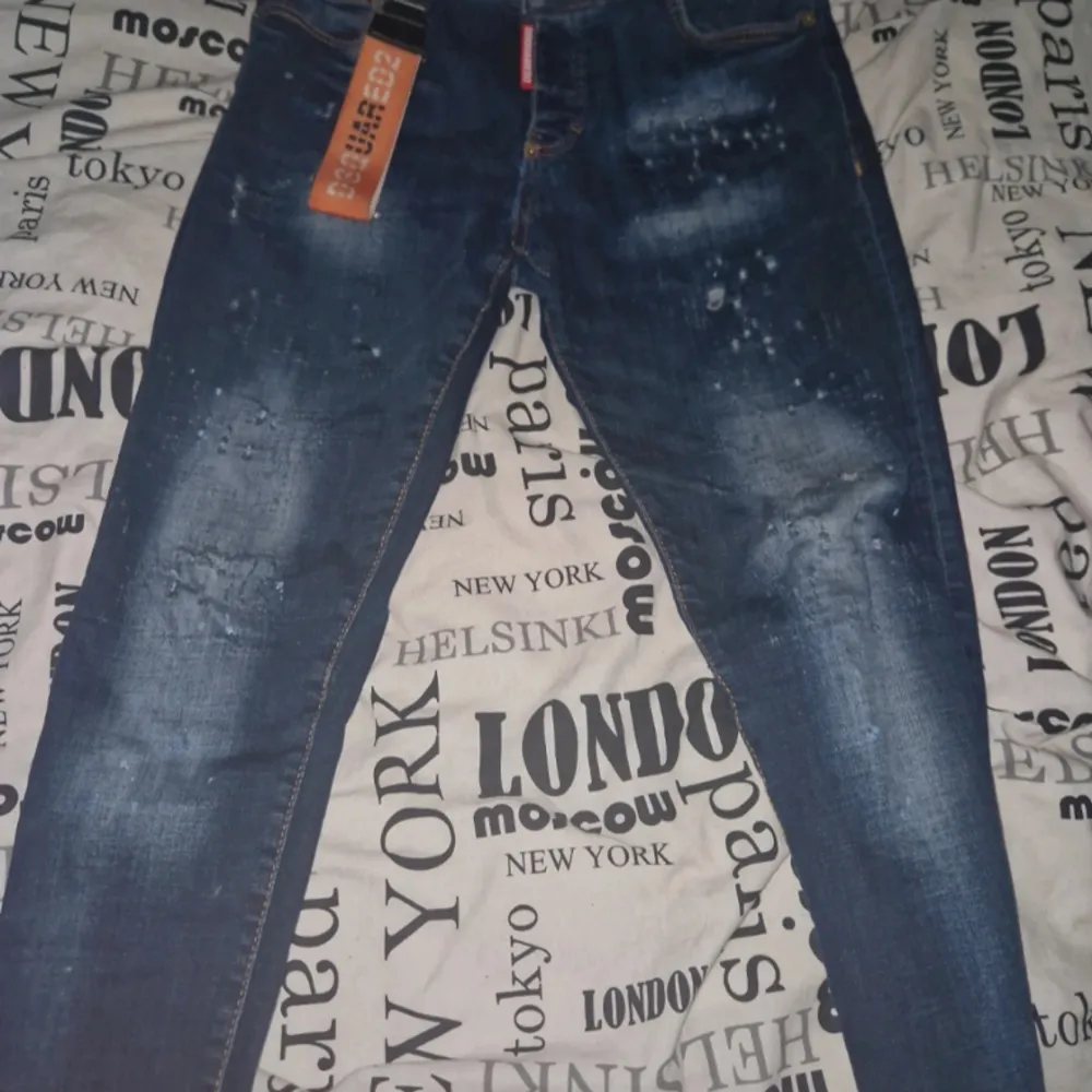 Tjena säljer mina dsquared2 jeans som är bra skick ,köptes för 2 veckor sen för 10000kr ,finns qr kod som bevis att dom är äkta, inget pris kommer sänkas.. Jeans & Byxor.