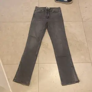 Säljer dessa skit snygga gråa jeans som matchar till allt! Storleken är 38 och säljer pga att jag inte använder de längre. Inga skador och är i nyskick, skriv Priv för frågor osv❤️❤️🥰