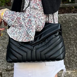 Väska - Säljer denna as snygga väska då den inte kommer till användning. Använda fåtalet gånger, så skulle säga att den är i nyskick. Väldigt rymlig!