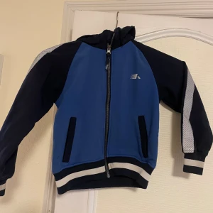 Jacka  - Bra skick, knappt använd flis inuti 