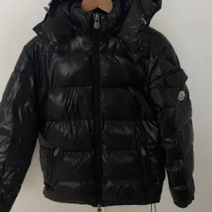 Hej, nu är de dags för mig att sälja min moncler jacka, köpt här på plick och är i storlek 1 som är ungefär S eller M, har fler bilder så det är bara att skriva om mer bilder. Gammal modell därav priset. Bra skick och inget kvitto