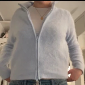 Angora zip up - Så mysig och fin! Babyblå 😘😘 Har en liiiten fläck (bild 3) men syns knappt på 🐵