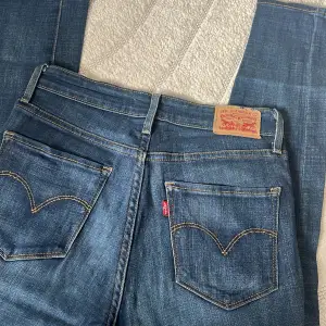 Superfina Levis jeans i modellen ”721 HIGH RISE SKINNY”. Ett par av mina favoritbyxor så har använts väl, därav det låga priset!