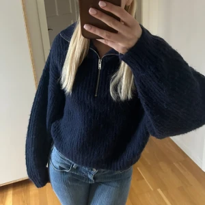 Stickad tröja - Superfin slutsåld stickad tröja från Gina tricot i storlek L men passar mig bra som har storlek S💙