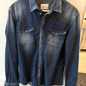 Dondup jeansskjorta - Jeansskjorta från dondup i storlek L! Skjortan är i nyskick! 