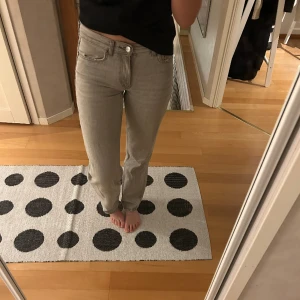Straight leg jeans  - Säljer dessa snygga låg midjade jeans från Gina tricot. Använd fåtal gånger i mycket bra skick. OBS! Använd inte köp direkt funktionen.