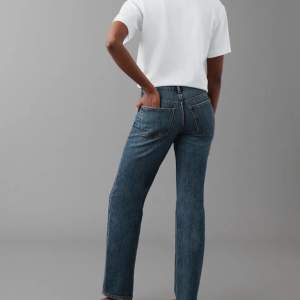 Blå stentvättade lowwaist jeans i strl 32 ifrån Gina Tricot💙 nyskick då jag bara använt dom några gånger då dom är lite små för mig💙 men annars superfina och i bra skick 