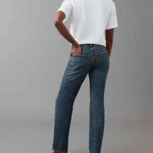 Jeans - Blå stentvättade lowwaist jeans i strl 32 ifrån Gina Tricot💙 nyskick då jag bara använt dom några gånger då dom är lite små för mig💙 men annars superfina och i bra skick 