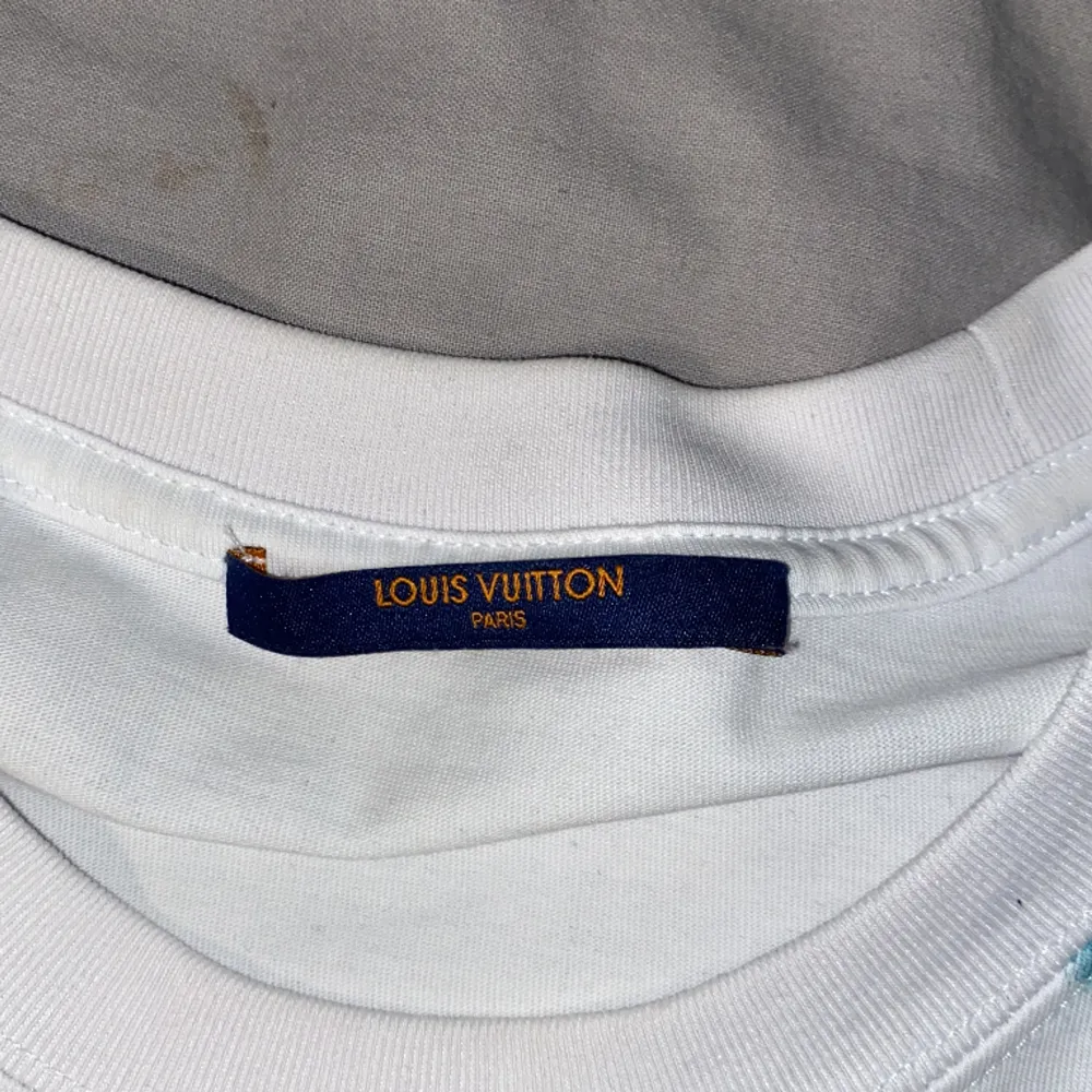 Tjena säljer denna Louis Vuitton T-shirten i strl M, riktigt fett tröja 1:1 knappt använd riktigt fett inför sommaren några funderingar så är det bara att skriva . T-shirts.