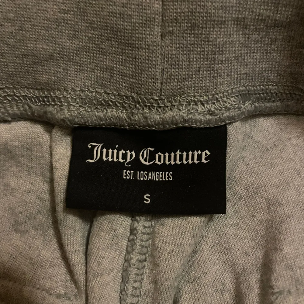 Säljer mina juicy couture byxor eftersom att dom är för stora. Jag har endast använt dom några fåtal gånger. Fint skick och utan skavanker. Tryck gärna på köp nu!🥰. Jeans & Byxor.