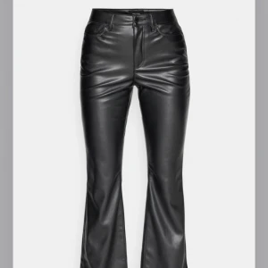 Skinnbyxor  - Lågmidjade (bootcut) skinnbyxor från VEROMODA. Storlek 26/34 och passar lagom på mig som är 170/xs/s. Endast provade. 