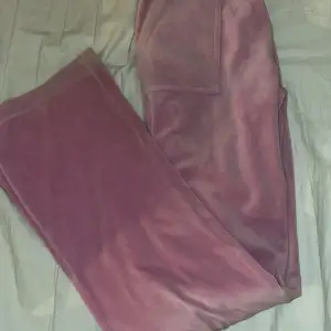 Säljer rosa juicy byxor pga att jag inte använder dom. Bra skick och material som nytt. Skriv för egna bilder💕 kan tänka mig sänka priset 