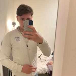 Vit Nike x PSG helzip - Snygg och stilren Nike x PSG zip. 