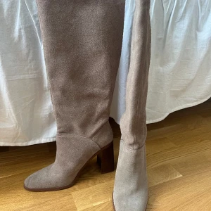 stövlar - beiga mockastövlar från Mango, använda 1 gång. Klackhöjd 10 cm