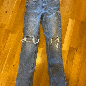 Slitna jeans - Nästan aldrig använda Slitna jeans Med slits